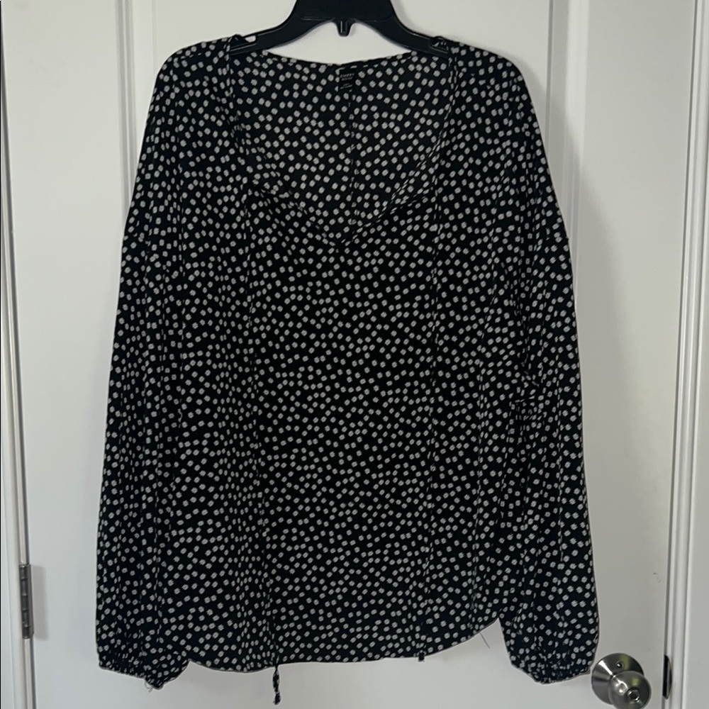 Emery Rose Black and White Flower Women's Top